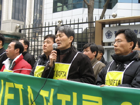 "한미FTA를 밀어붙이는 세력들은 나라의 역적이 될 것”이라며 친미 경제·외교통상 관료들을 규탄하는 신학림 언론노조위원장 